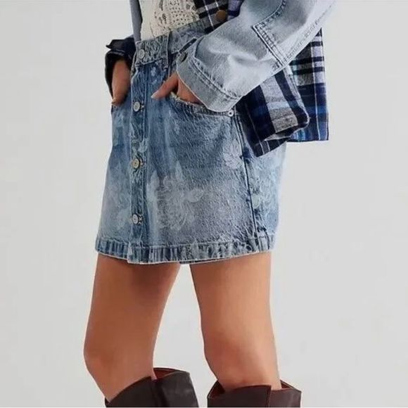 New  People Ray Printed Denim Floral
Sapphire Combo Button Zip Mini
Size 14 - Picture 3 of 6